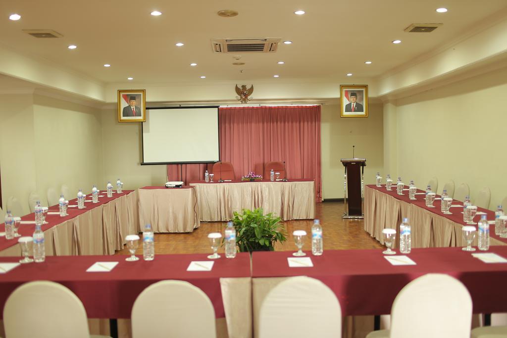 Weta International Hotel Surabaya Buitenkant foto