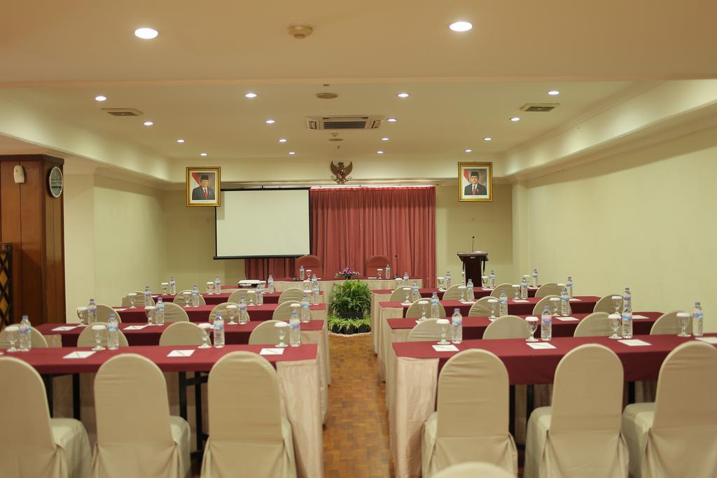 Weta International Hotel Surabaya Buitenkant foto