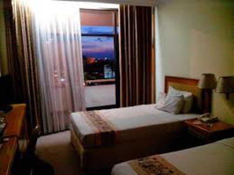 Weta International Hotel Surabaya Buitenkant foto