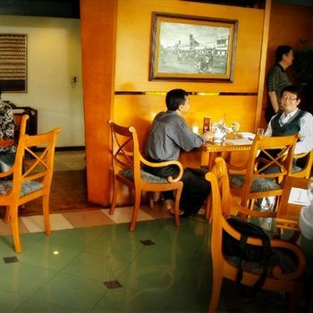 Weta International Hotel Surabaya Buitenkant foto