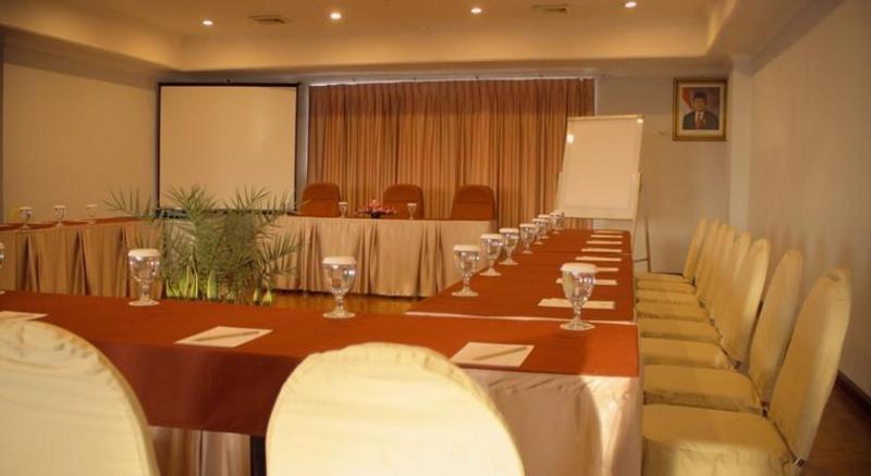 Weta International Hotel Surabaya Buitenkant foto